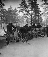 Військовослужбовці Червоної армії оглядають захоплені фінські артилерійські системи.