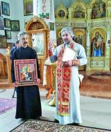 Настоятель Свято-Миколаївського храму — отець Олександр Дідюхін — приймає подарунки від прихожанок-вишивальниць.
