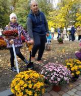 Дмитро Кішко разом із донькою Аліною висадив квіти в пам'ять про дружину,  яка померла від раку.