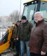 Генеральний директор КП ПОР «Полтававодоканал» Василь Воротинцев  (крайній справа) регулярно об'їжджає проблемні об'єкти.