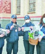 Ірина Григорова зі співробітницями патрульної поліції (справа наліво) Мариною Зінюхою,  Оленою Хомутовською й Катериною Жигилій, яким вона передала дизайнерські захисні маски.