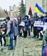Акція протесту біля входу до обласної ради.