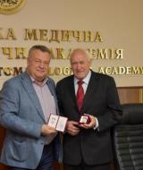 Вячеслав Ждан (праворуч) вручає відзнаку ректора Валентину Шаповалу.