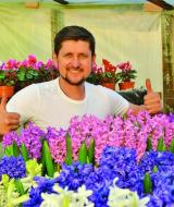 Ярослав Химинець серед своїх квітів.