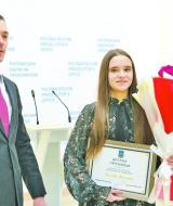 Керівник Полтавської обласної прокуратури Антон Столітній вручив  дев'ятикласниці Віолетті Халявці диплом переможниці, а також квіти й подарунок.