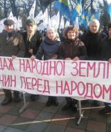 Юлія Петушинська (третя справа) серед полтавських протестувальників у столиці.