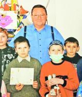 Йоханнес Капс із маленькими пацієнтами онкогематологічного відділення Полтавської дитячої міської клінічної лікарні.