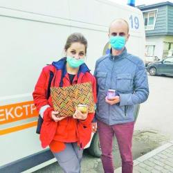 Роман Чабановський передав пакунок із баночками крем-меду  медику зі служби екстреної медичної допомоги.