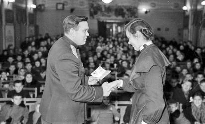 Начальник 20-го відділення міліції Києва Ф. Беспалов вручає перший паспорт учениці 10 класу 114-ї школи Н. Кривенюк, Подільський район,  8 жовтня 1957 року. 