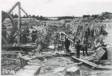 Будівництво  Біломорсько-Балтійського каналу в'язнями ГУЛАГу.
