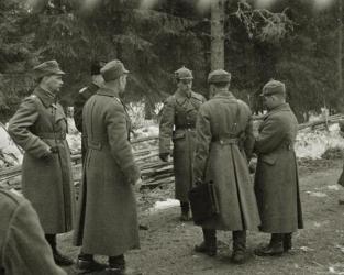 Полонених фінських солдатів передають фінській стороні. Квітень 1940 року.