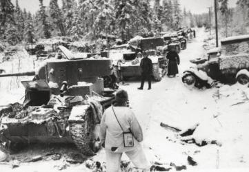 Полонені радянські танки й автомобілі стоять на дорозі в засніженому лісі.  Фінські війська захопили цілу радянську дивізію. 17 січня 1940 року. 