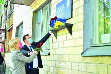 Олександр Шамота і Катерина Рижеченко покладають квіти  до меморіальної дошки, встановленої на місці, де знаходилася садиба Петлюр.
