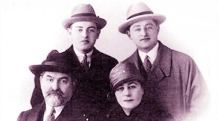 Буду Мдивани с женой Цуцунией и сыновьями Давидом и Шалвой, 1927 год.