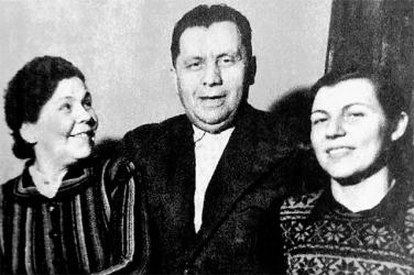 На этом снимке 1950 года из семейного архива Зоя Зарубина (справа)  вместе с отчимом Наумом Эйтингоном и мачехой Ольгой Наумовой.