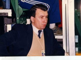 Заместитель руководителя сборной команды СССР по хоккею — майор КГБ  Владимир Попов — перед входом на скамейку запасных на матче СССР —  Канада на «Calgary Cap» в 1987 году.