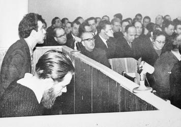 Юлий Даниэль (крайний слева на втором плане)  и Андрей Синявский (слева на переднем плане) на судебном слушании.