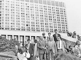 Президент РСФСР Борис Ельцин 19 августа  на митинге перед Белым домом в Москве.