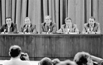 Слева направо: Александр Тизяков, Василий Стародубцев, Борис Пуго,  Геннадий Янаев и Олег Бакланов на пресс-конференции 19 августа 1991 года.