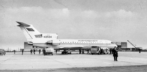 Літак Як-40 в аеропорту «Полтава», початок 80-х років.