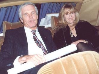 Медиамагнат Тед Тернер со своей супругой,  актрисой Джейн Фондой, в Москве в 1993 году.
