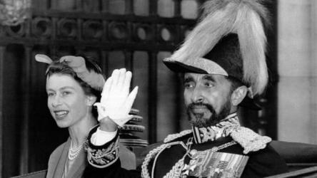 Хайле Селассіє та королева Єлизавета  під час візиту імператора в Британію у 1954 році.