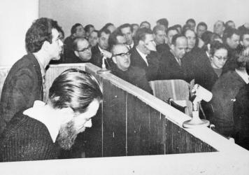 Юлий Даниэль (крайний слева на втором плане)  и Андрей Синявский (слева на переднем плане) на судебном слушании. 