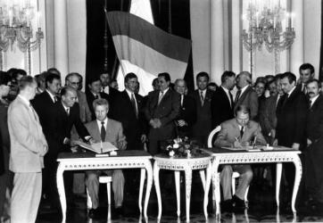 12 липня 1996 року в Маріїнському палаці президент Кучма і спікер Верховної Ради Мороз  урочисто підписали Закон «Про прийняття Конституції України і введення її в дію».