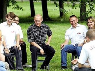 Президент РФ Владимир Путин на встрече с представителями движения «Наши». Июль 2005 года.
