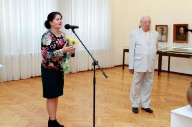 Директор департаменту культури і туризму Полтавської облдержадміністрації Валентина Вождаєнко та Віталій Ханко під час відкриття виставки.