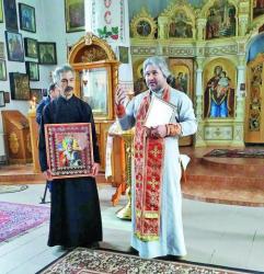 Настоятель Свято-Миколаївського храму — отець Олександр Дідюхін — приймає подарунки від прихожанок-вишивальниць.