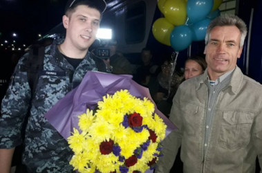 Богдан Головаш (ліворуч) зізнався, що в полоні мріяв якнайшвидше вийти в море.
