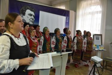 Ведуча дiйства Вiта Сарапин та ансамбль «Полтава».