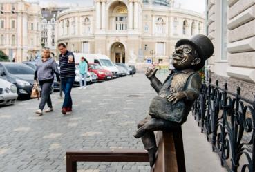 Міні-скульптура Озіаса Хаіса — відомого в Одесі початку  XX століття банкіра,  купця, депутата міської думи.
