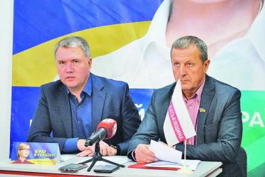 Олег Бєлоножко та Юрій Бойко під час прес-конференції.