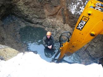 Слюсар аварійно-відновлювальної бригади  служби каналізації водоканалу Сергій Решетник  щодня рятує місто від екологічної катастрофи.