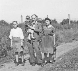 Родина Нитченків на емігрантських шляхах у Німеччині. 