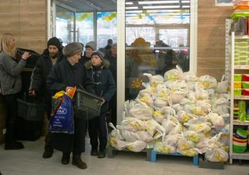 На перших покупців, як завжди, чекали гори подарунків.