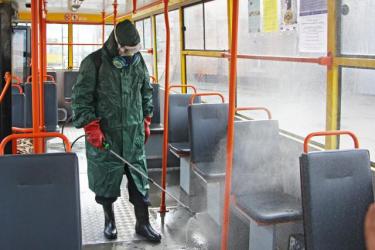 Дезінфекція салонів тролейбусів зменшує вірогідність підхопити вірус.