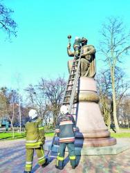 «Надзвичайники» забиралися на пам’ятники  з допомогою трьохколінної пожежної драбини.