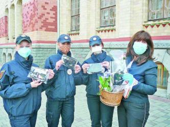 Ірина Григорова зі співробітницями патрульної поліції (справа наліво) Мариною Зінюхою,  Оленою Хомутовською й Катериною Жигилій, яким вона передала дизайнерські захисні маски.