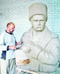 Микола Посполітак працює над пам’ятником Тарасу Шевченку для міста Гадяча.