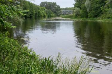 Річка Ворскла в районі залізничного мосту на Дублянщині.