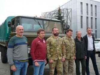 Головними благодійниками виступили голова Полтавської обласної ради Олександр Біленький (другий зліва) та її депутат Володимир Куцовол (крайній зліва), а от сприяли добрій справі всі, хто міг.