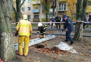 Рятувальникам довелося працювати у складних умовах,  оскільки була небезпека зсуву грунту.