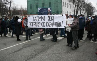 Мітингувальники перекрили рух транспорту на дорогах біля будівлі Управління СБУ в Полтавській області.