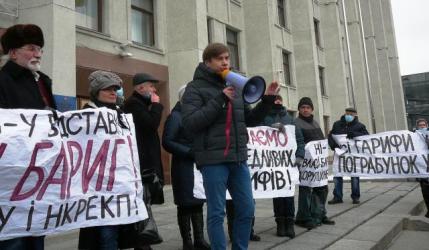 До протестувальників вийшов голова Полтавської обласної ради  Олександр Біленький.