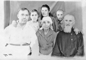 Патріарх роду Андрій Алтуєв (крайній справа), поряд із ним дружина — пані Анна,  на задньому плані їхня невістка Марія Алтуєва. 