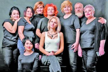 Анна Бойко (у центрі) з учасниками проекту «Віку немає».