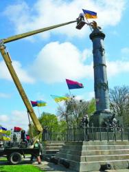Учасники бойових дій — брати Віталій та Олександр Сорокові —  знову почепили прапори на позолоченого орла.